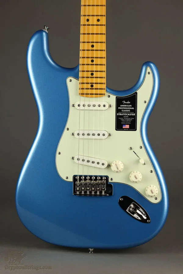 Fender American Professional Classic Stratocaster®, Maple Fingerboard, Faded Lake Placid Blue – New