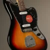 Squier Affinity Series® Jaguar®, Laurel Fingerboard, Black Pickguard, 3-Color Sunburst – New